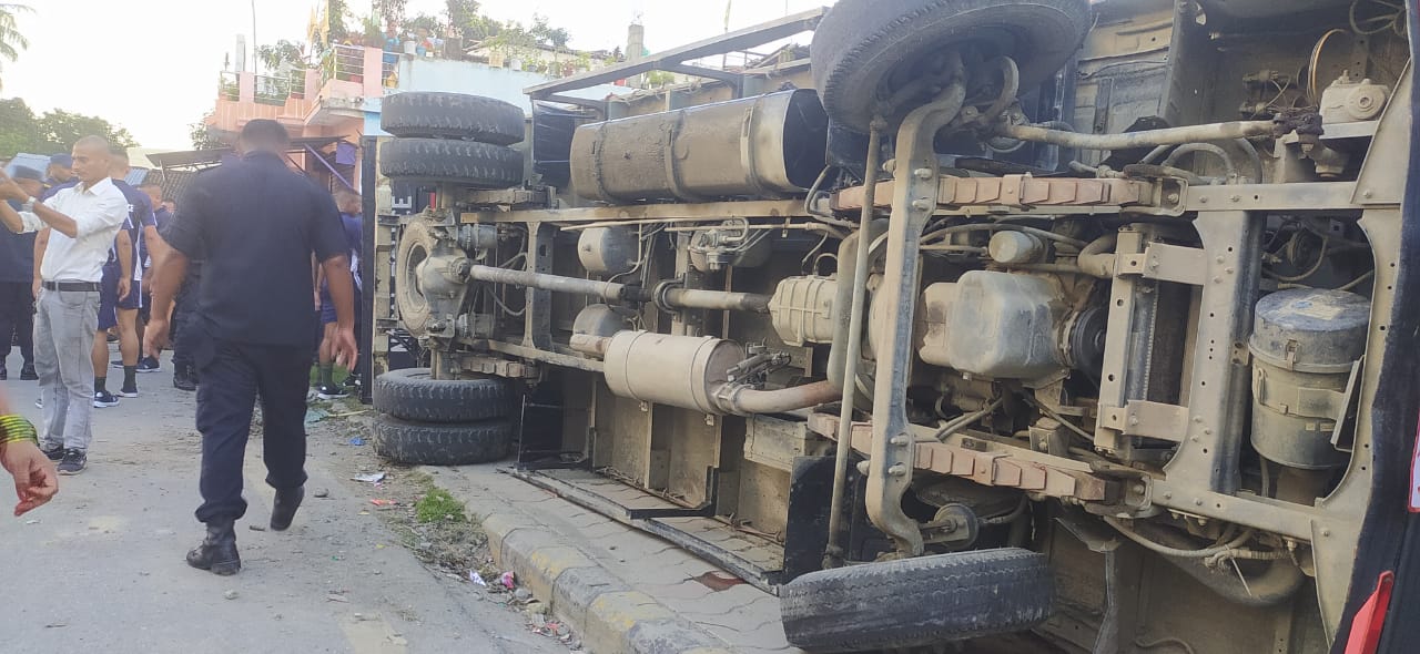 स्कुल बसलाई बचाउन खोज्दा प्रहरीको गाडी दुर्घटना