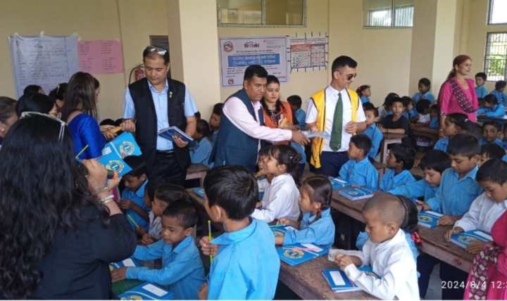 विपन्न परिवारका बालबालिकाहरु लाईकपी पेन्सील वितरण