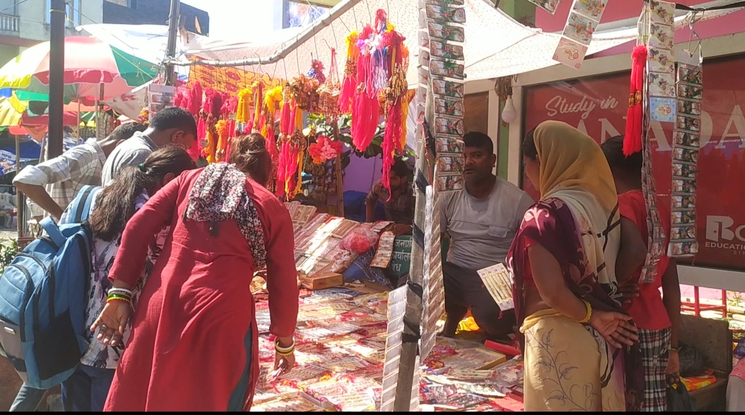 विराटनगरमा राखी र जनैका लागि डोरो किन्नेहरूको भीड