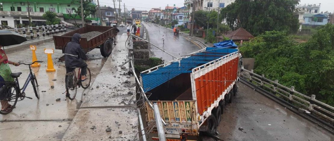 नयाँ पुलबाट भारतीय एक ट्रक पुलमा खसे