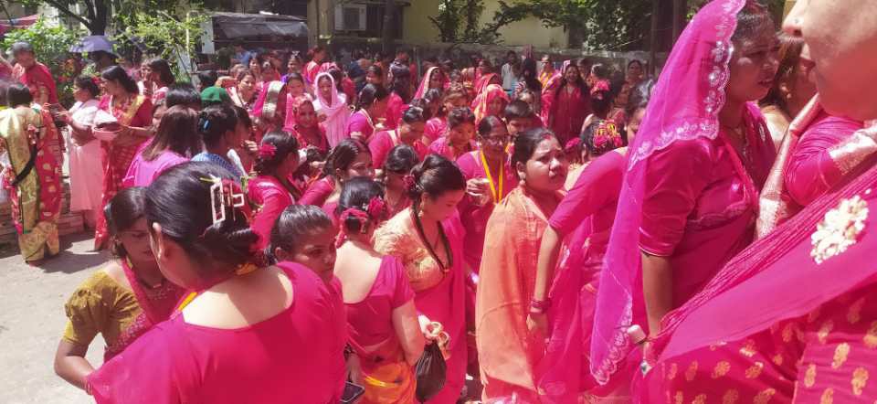 विराटनगरको बनस्खण्डी मन्दिरमा हरितालिका तीजको अवसरमा भक्तजनहरूको घुइँचो