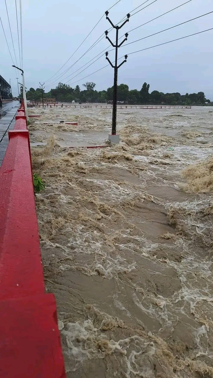 सप्तकोशीमा पानीको बहाब बढ्दा कोशी ब्यारेज भएर आउजाउ बन्द