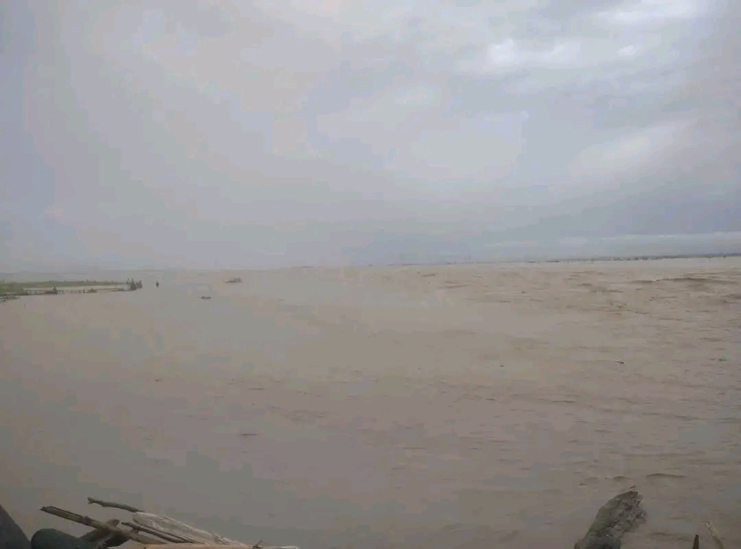कोशी ब्यारेजमा अत्यधिक पानीको बहाव, सवारीसाधन र आवतजावतमा प्रतिबन्ध