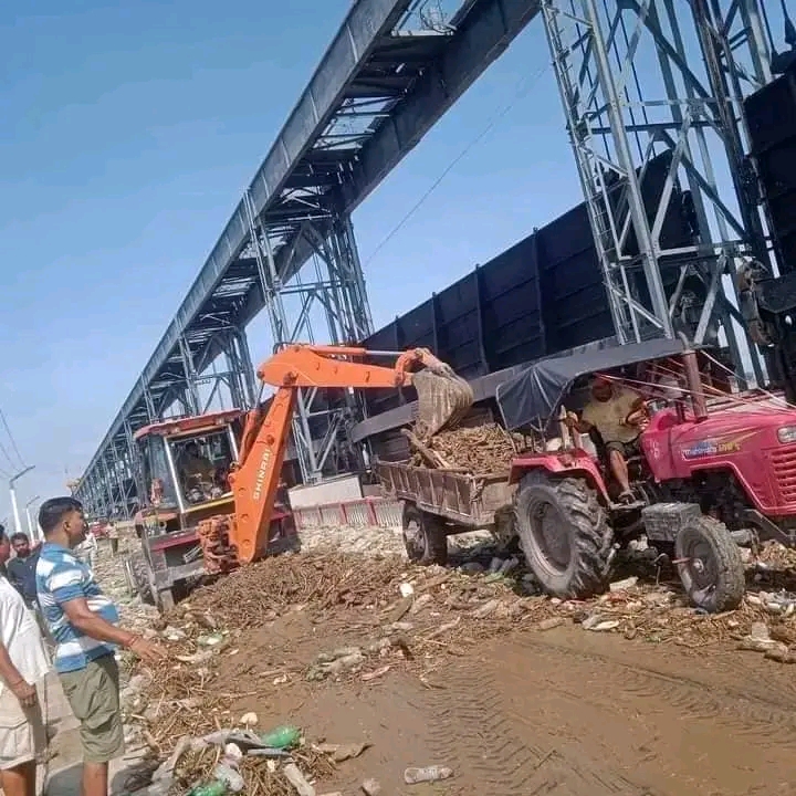 कोशी ब्यारेजमा उच्च बहावसँगै फोहोर सफाइ कार्य सुरु