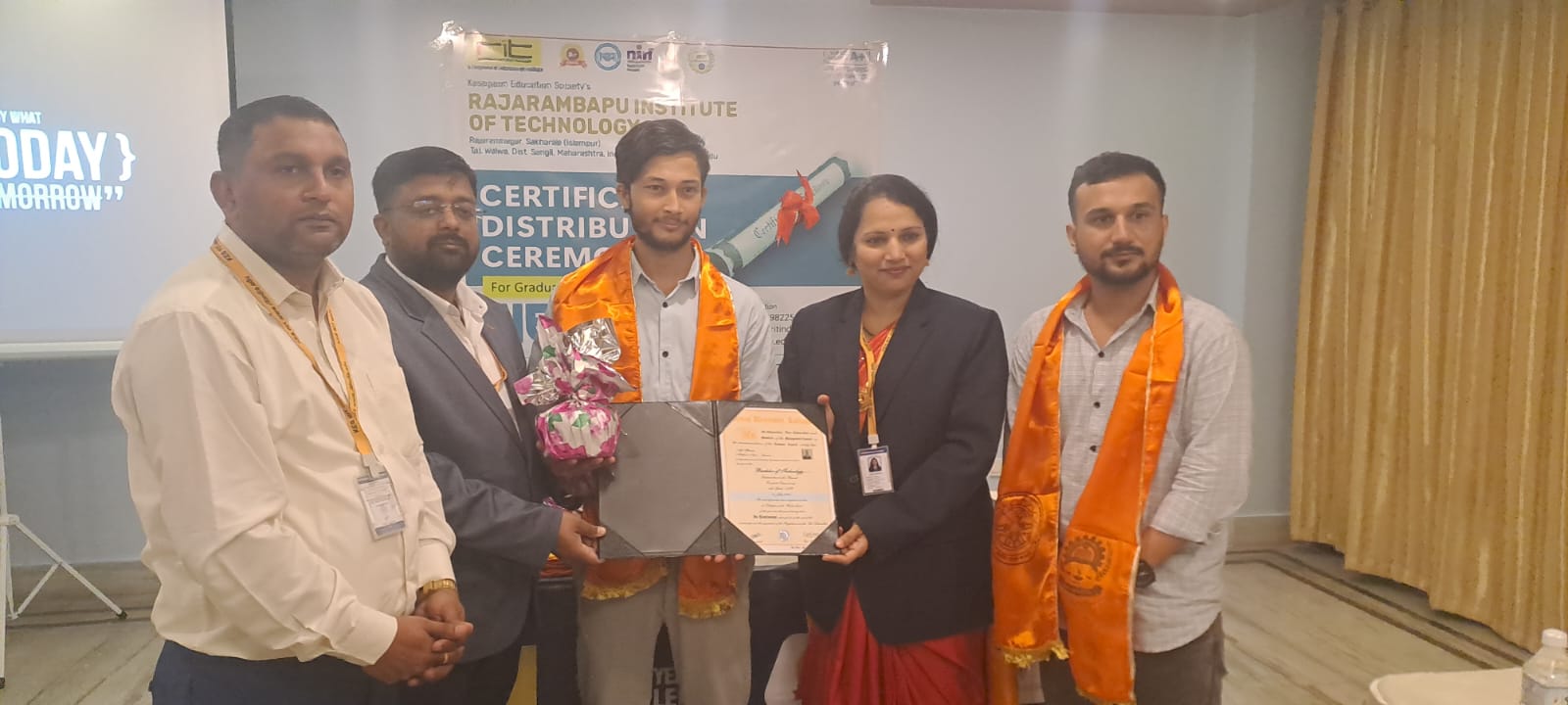 राजारामबापु प्रविधि संस्थानले विराटनगरमा नेपाली स्नातकलाई सम्मान गर्दै प्रमाणपत्र वितरण