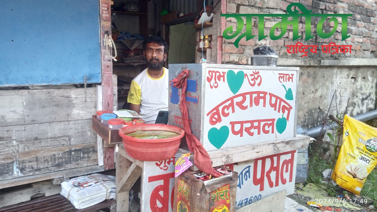 पत्रिका वितरण र सुध पिउने पानि निःशूल्क वितरण गर्दै