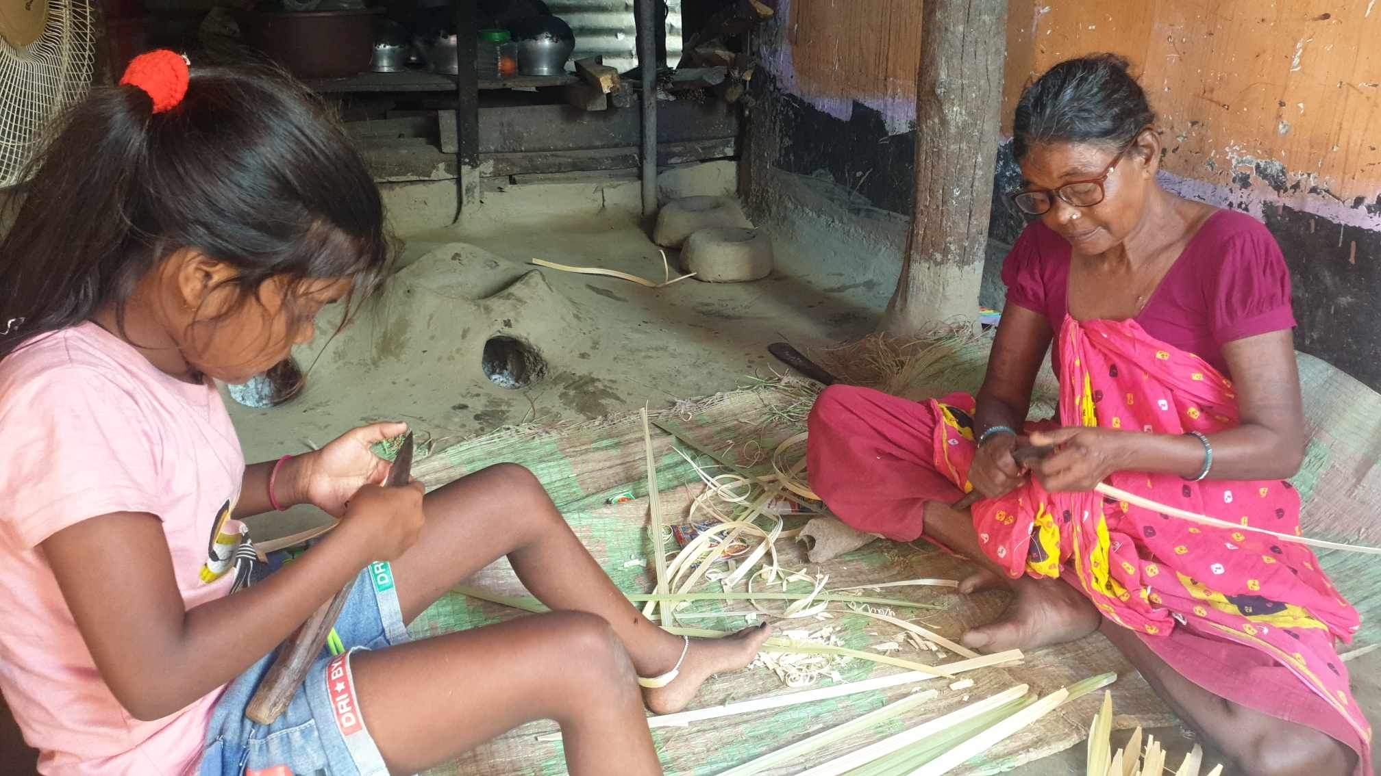 छठ पर्वका लागि मल्लिक समुदाय सुप्पा बनाउने काममा ब्यस्त