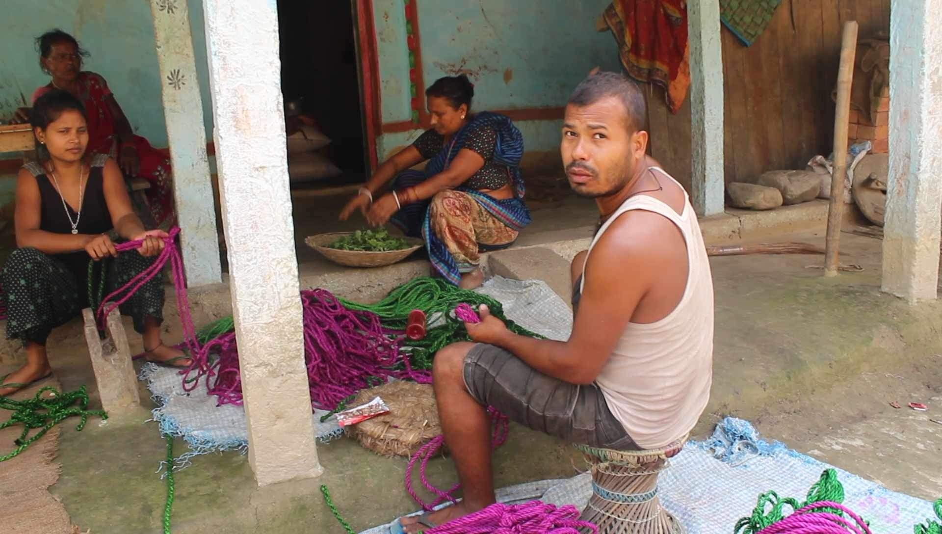 तिहार नजिकिँदै गर्दा मोरङको रमनपुर गाउँमा दाम्लो-मुखाडीको चटारो