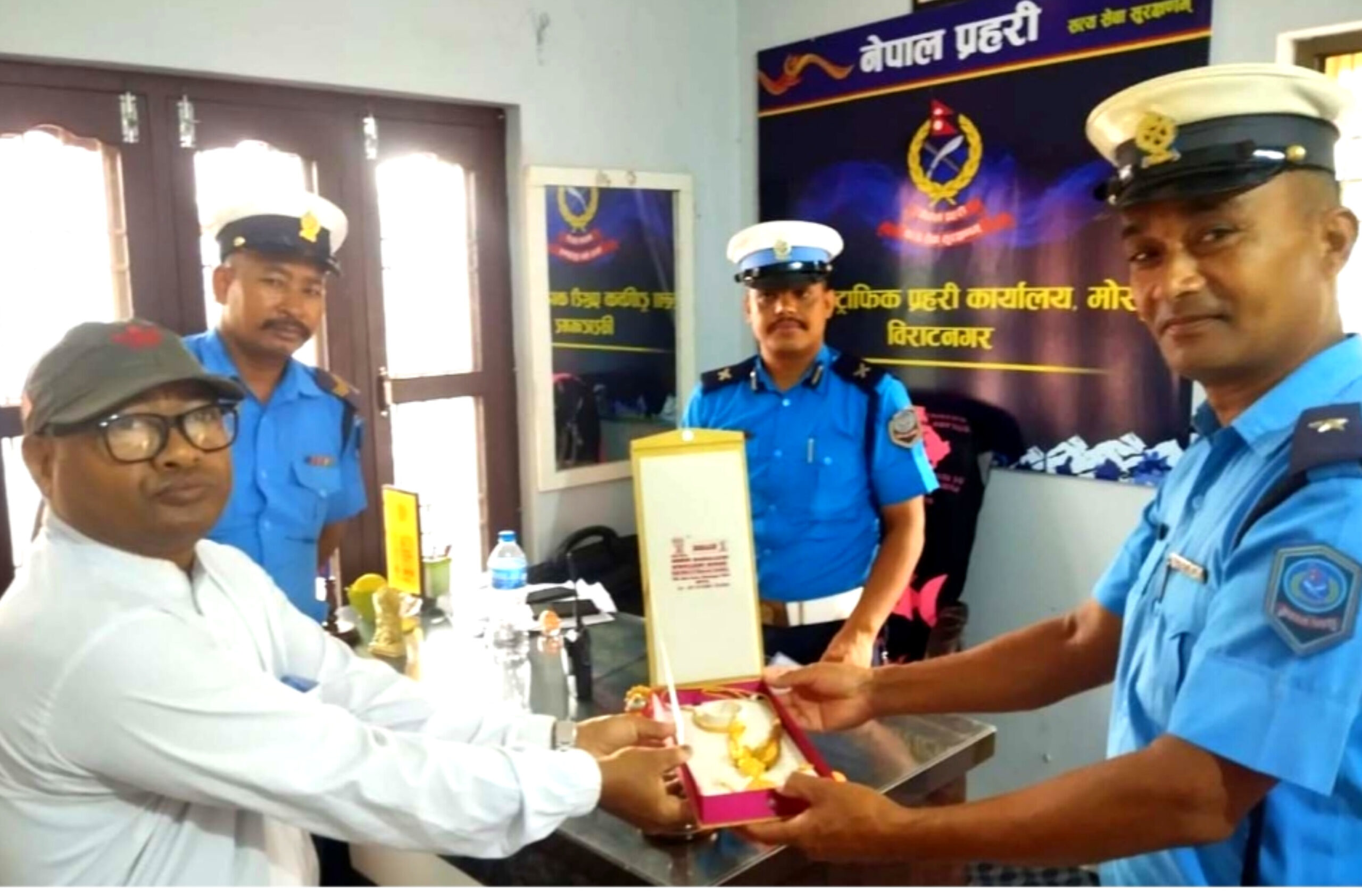 जिल्ला ट्राफिक प्रहरी कार्यालय मोरङले हराएको सुनको गहना फिर्ता गर्‍यो