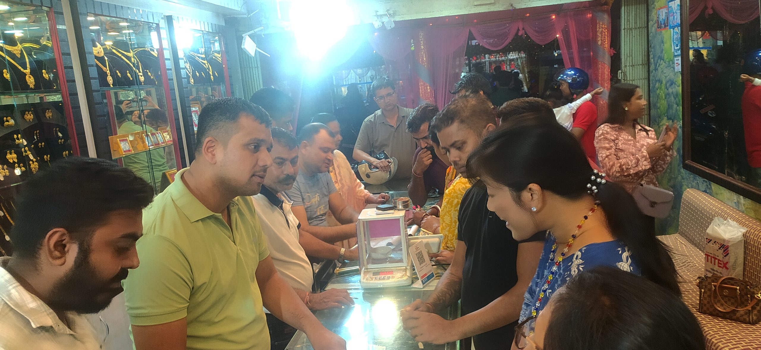 विराटनगरमा आज धूमधामसँग धनतेरस मनाइँदै, सुनचाँदी किनमेल गर्नेको घुइँचो