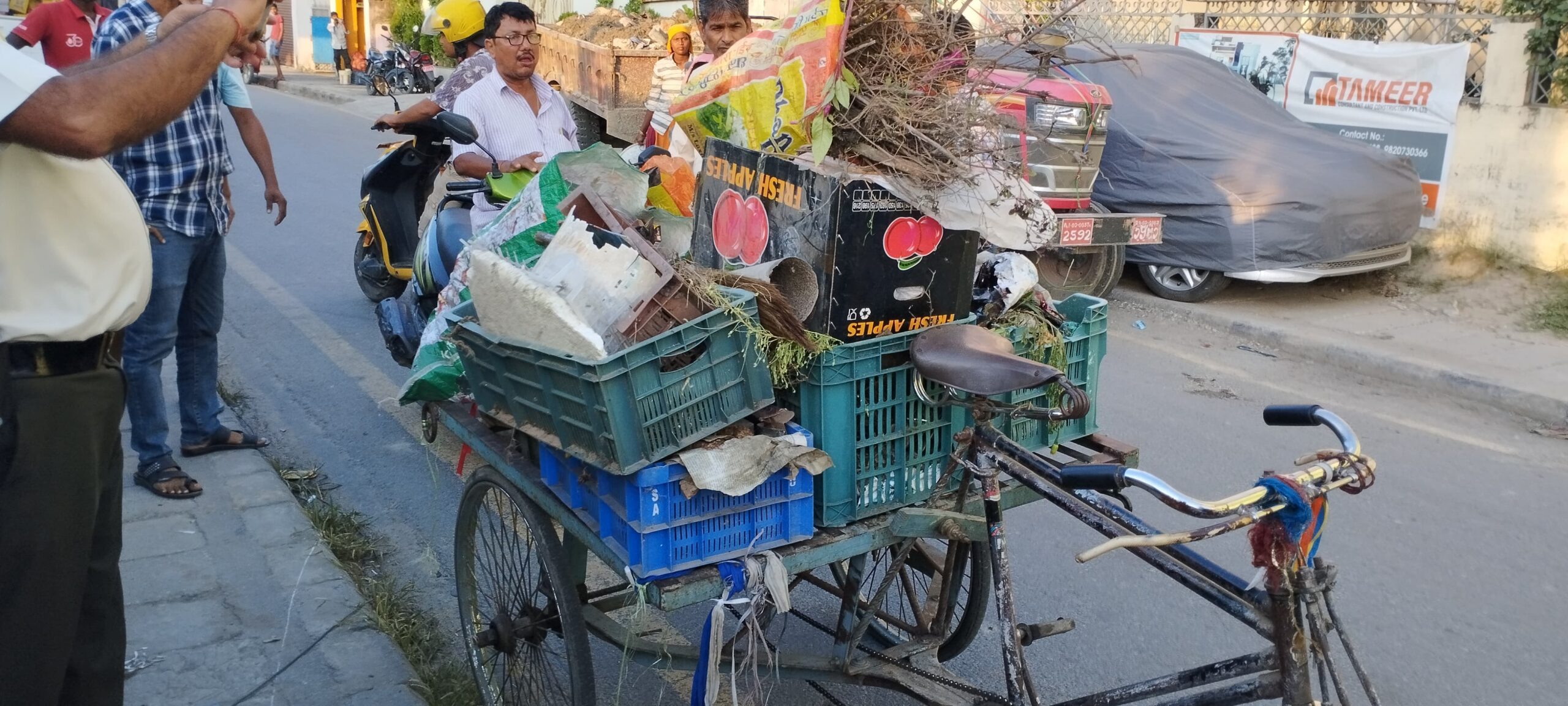 सार्वजनिक स्थान र फुटपाथमा फोहोर फ्यालेपछि…. 