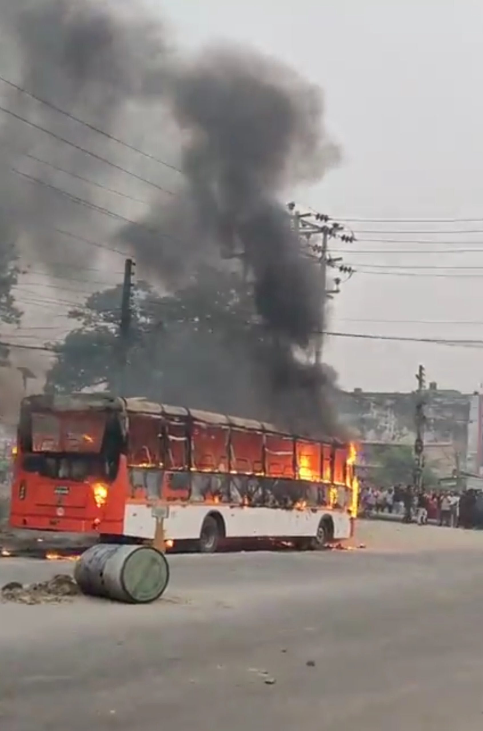 इटहरीमा तनावपूर्ण अवस्थाको बीच प्रहरीमाथि आक्रमण हुदा २२ जना प्रहरी घाईते