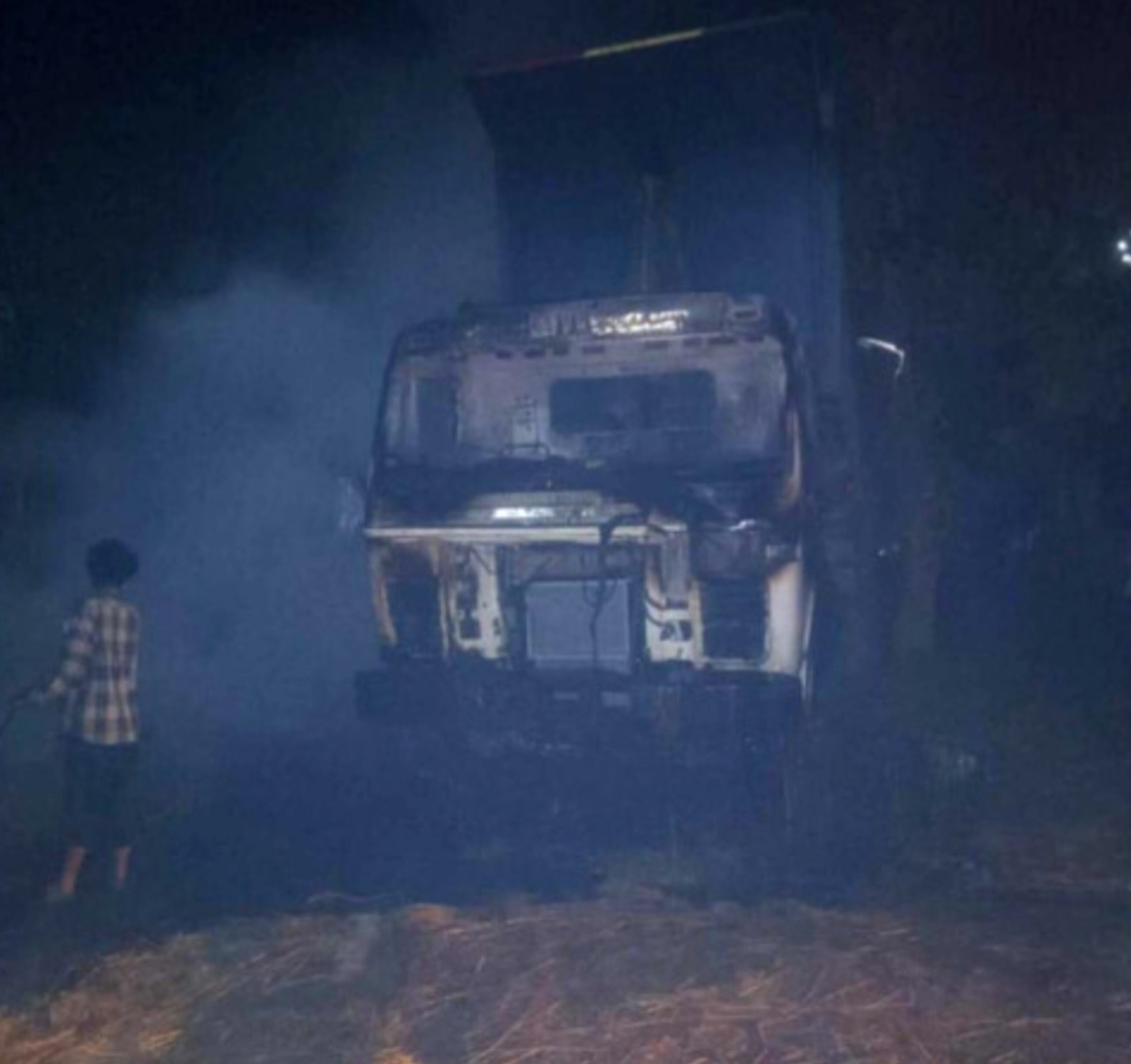 झापाको बिर्तामोडमा आगलागी, एउटा टिपर जलेर नष्ट