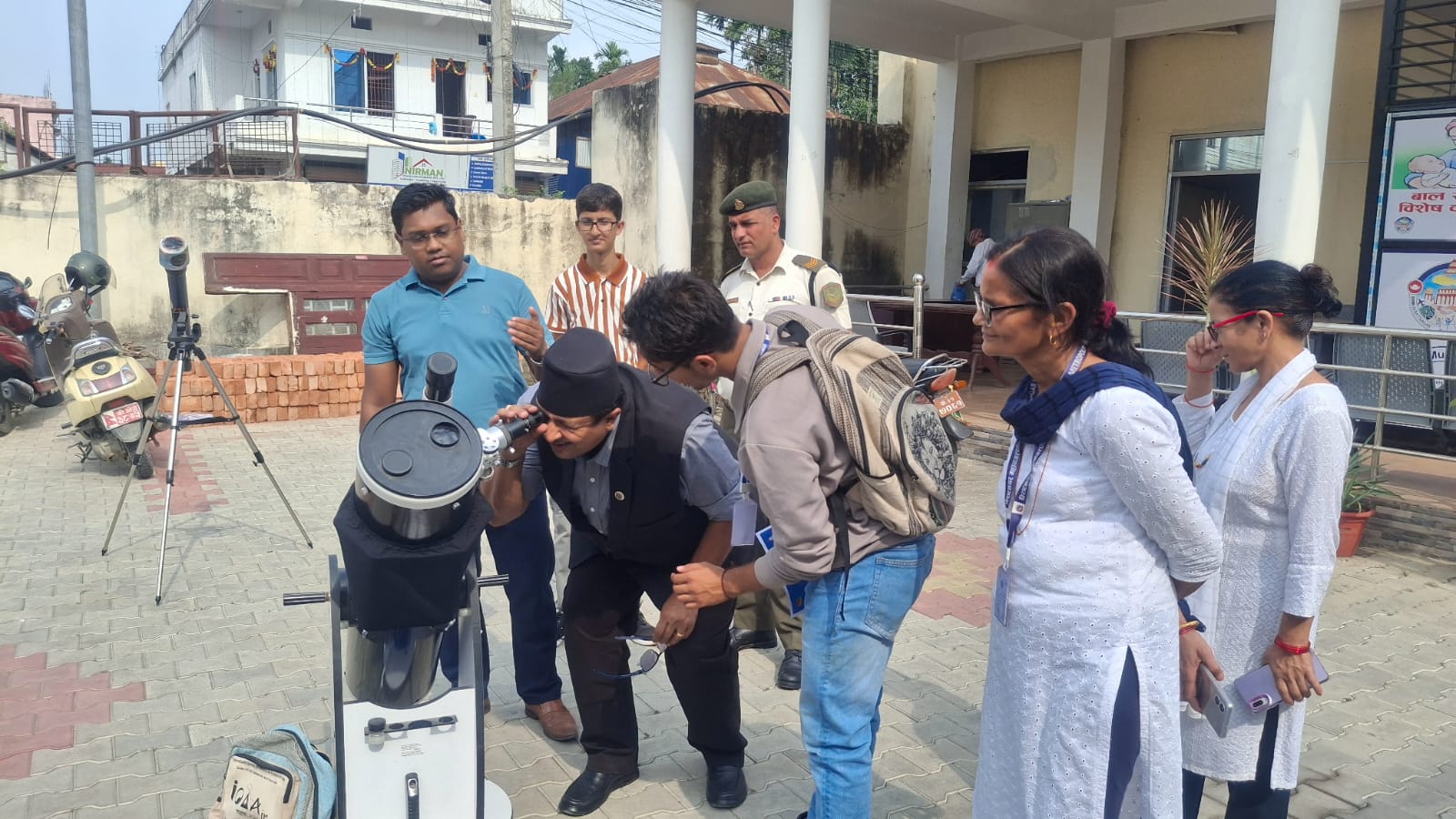 मेयर कोइरालाद्वारा टेलिस्कोपमार्फत सूर्यको अवलोकन  