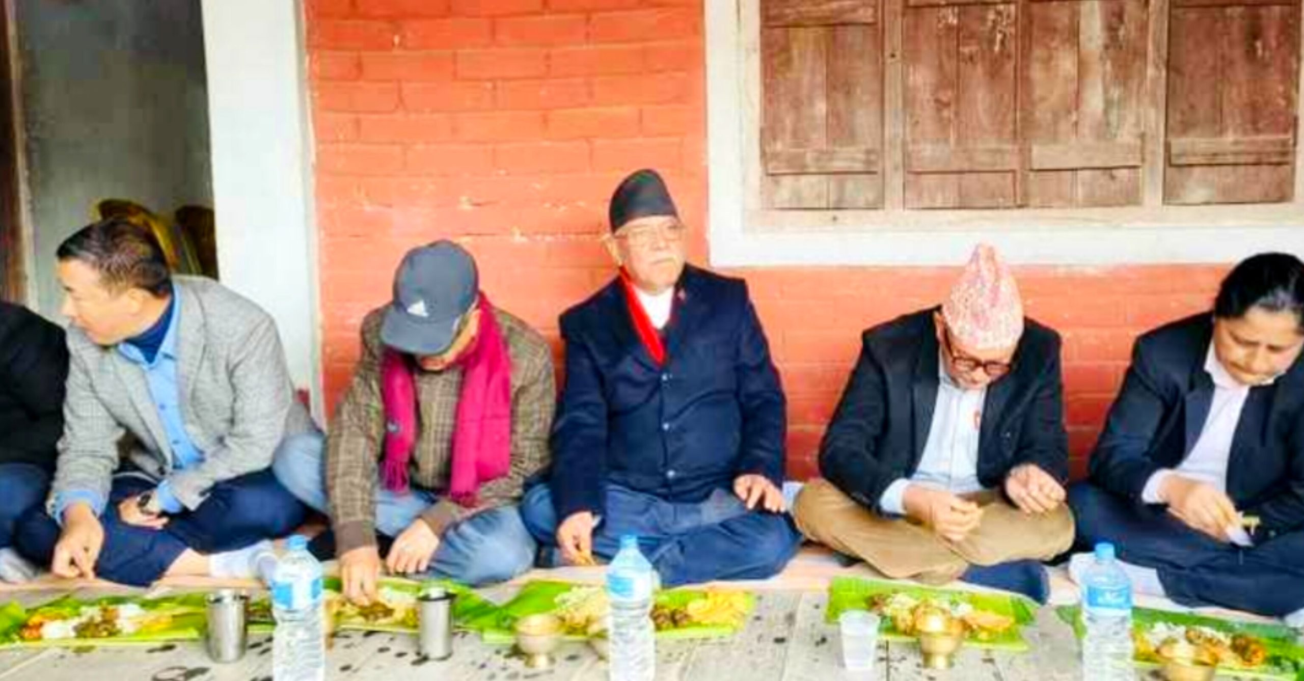 प्रचण्डले खाए राजवंशी समुदायको घरमा केराको पातमा पेल्का र माछा भात 