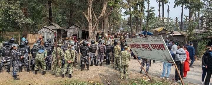 १२० जना सुरक्षाकर्मी परिचालन गरी वन अतिक्रमण गरेर बनाइएका १८ वटा टहरा हटाइयो, अध्यक्षलाई मोसो दल्ने तामाङ पक्राउ