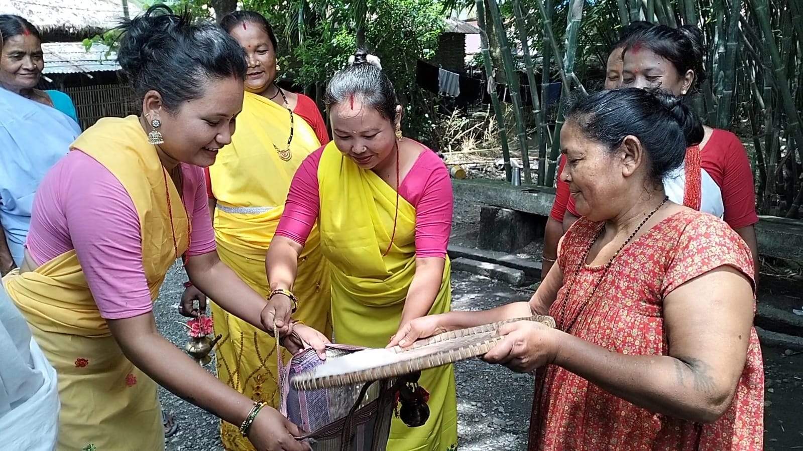 थारु समुदायले आज देखि  विषहरा पर्व  मनाउँदै